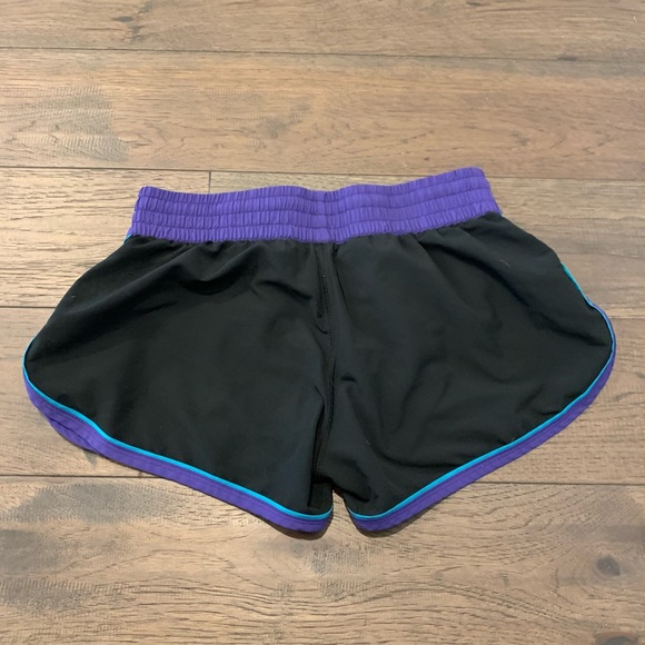 Cute Under Armour Workout Shorts (size small) - Picture 4 of 6